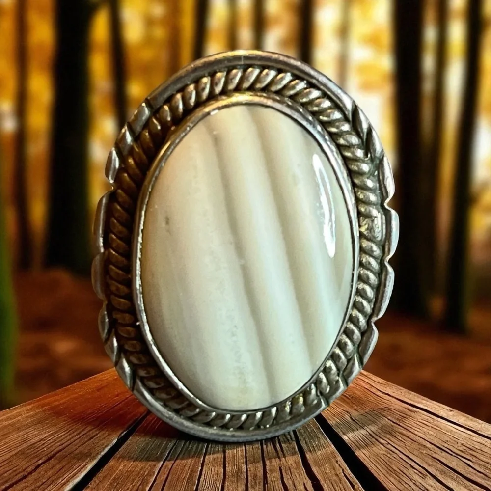 Beautiful Vintage Agate 925 Silver and Cream Statement Ring SIZE 7